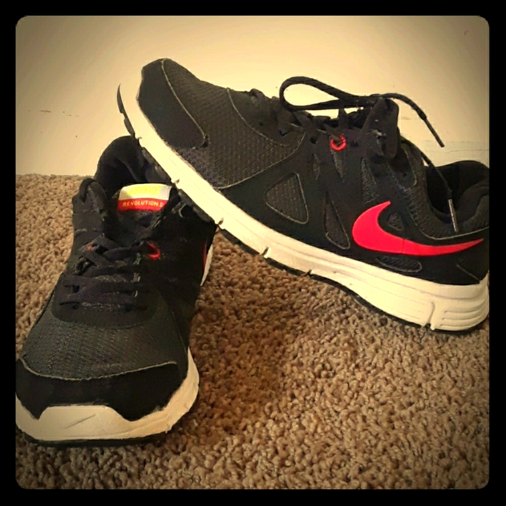 Nike sneakers boys youth Sz 7. Woman sz 8.5